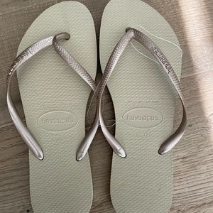 NWT Gold Havianas 11/12 (41-42)